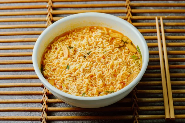 Kore baharatlı ramen tabağı beyaz kasede masada.