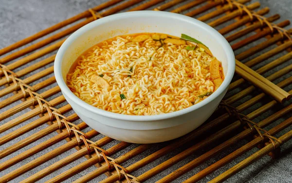 Kore baharatlı ramen tabağı beyaz kasede masada.