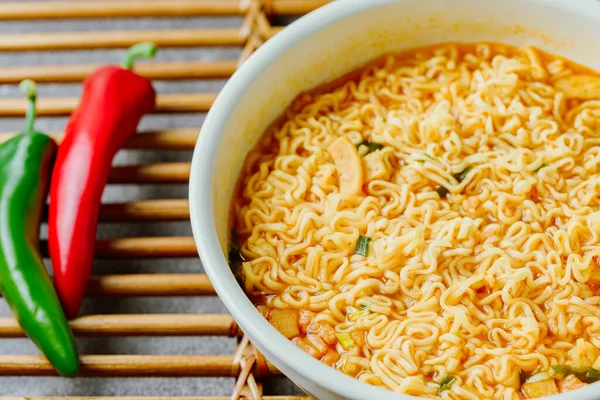 Kore baharatlı ramen tabağı beyaz kasede masada.