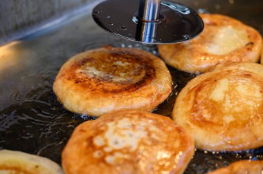 Sıcak teok, Kore şurubu dolgulu krep: testis şeklinde mayalanmış un hamuru, bir kaşık dolusu kahverengi şeker ve önceden ısıtılmış bir tavada kızartılmış. Tarçın tozuyla karıştırılmış esmer şeker yaygın bir dolgudur, fakat tohumlar, fındıklar ve sebzeler karışımıdır.