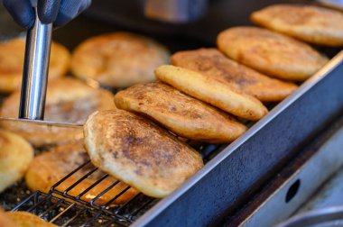 Sıcak teok, Kore şurubu dolgulu krep: testis şeklinde mayalanmış un hamuru, bir kaşık dolusu kahverengi şeker ve önceden ısıtılmış bir tavada kızartılmış. Tarçın tozuyla karıştırılmış esmer şeker yaygın bir dolgudur, fakat tohumlar, fındıklar ve sebzeler karışımıdır.