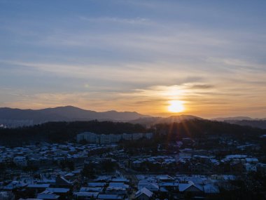 Gün doğumu ve yerleşim yeri fotoğrafı sabah Seul şehir merkezinde, Kore 'nin başkentinde çekildi.