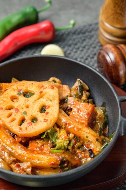 Mala Hsiang guo, Çin baharatlı kızartma güveç kabı: Mala ile güçlü aromalı, çoğunlukla et ve sebze içeriyor ve tuzlu ve baharatlı bir tadı var. Hazırlık süreci, gerekli malzemeleri tencereye koymayı, kızartmayı ve eklemeyi içeriyor.