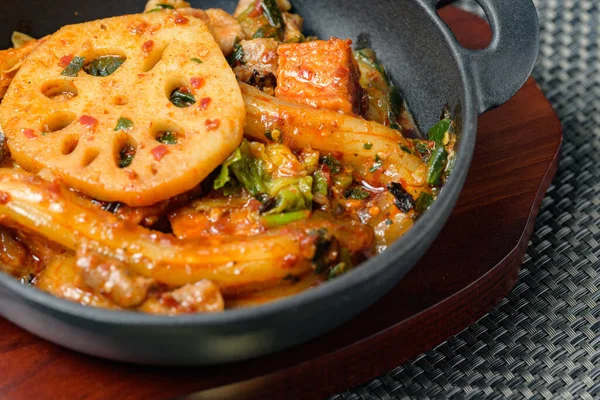 Mala Hsiang guo, Çin baharatlı kızartma güveç kabı: Mala ile güçlü aromalı, çoğunlukla et ve sebze içeriyor ve tuzlu ve baharatlı bir tadı var. Hazırlık süreci, gerekli malzemeleri tencereye koymayı, kızartmayı ve eklemeyi içeriyor.