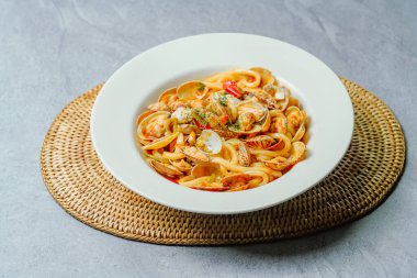 Baharatlı ve lezzetli Çin yemekleri. İstiridye Mara kızarmış şehriye yemeği.