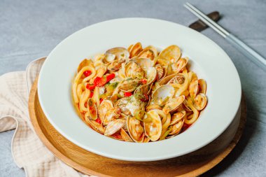 Baharatlı ve lezzetli Çin yemekleri. İstiridye Mara kızarmış şehriye yemeği.