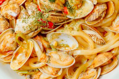 Baharatlı ve lezzetli Çin yemekleri. İstiridye Mara kızarmış şehriye yemeği.