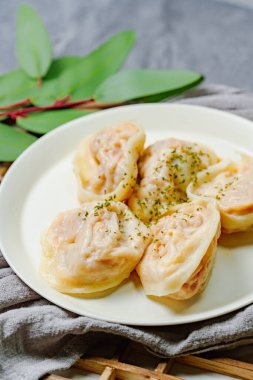 Kimchimandu, Kore kimchi köfteleri doğranmış kimchi, soya peyniri ve sebzelerle doldurulur. Koreliler arasında en popüler hamur köftesi türüdür..