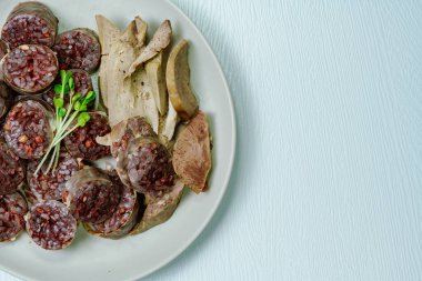 Sundae, Kore kanlı sosisi: cam erişte, sebze, tatlı pirinç, pıhtılaşmış domuz kanı (seonji) ve buharla doldurulmuş domuz bağırsağı. Türleri arasında Ojingeosundae (doldurulmuş mürekkep balığı) ve chapssal sundae (tatlı pirinç sundae) sayılabilir. Bu Koreli herif...