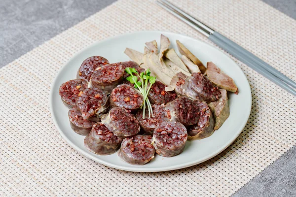 Sundae, Kore kanlı sosisi: cam erişte, sebze, tatlı pirinç, pıhtılaşmış domuz kanı (seonji) ve buharla doldurulmuş domuz bağırsağı. Türleri arasında Ojingeosundae (doldurulmuş mürekkep balığı) ve chapssal sundae (tatlı pirinç sundae) bulunmaktadır.).