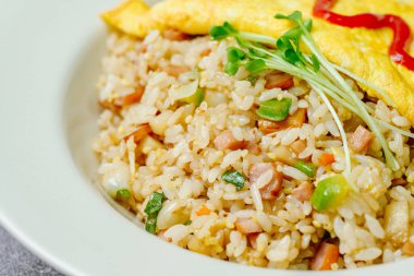 Beyaz tabakta servis edilen omlet pilavı.