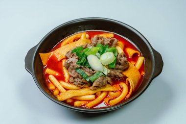 Tteokbokki, Karıştırılmış Pirinç Keki: Dilimlenmiş pirinç kek barı (garaetteok) veya baharatlı gochujang sosu ve sebze ve balık köftesi ile kızartılmış pirinç keki çubukları (Tteokbokkitteok)..