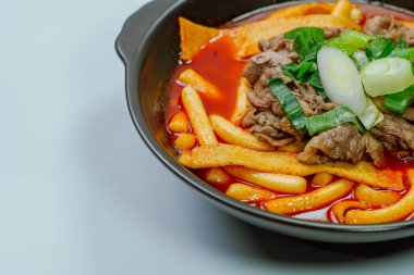Tteokbokki, Karıştırılmış Pirinç Keki: Dilimlenmiş pirinç kek barı (garaetteok) veya baharatlı gochujang sosu ve sebze ve balık köftesi ile kızartılmış pirinç keki çubukları (Tteokbokkitteok)..