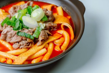 Tteokbokki, Karıştırılmış Pirinç Keki: Dilimlenmiş pirinç kek barı (garaetteok) veya baharatlı gochujang sosu ve sebze ve balık köftesi ile kızartılmış pirinç keki çubukları (Tteokbokkitteok)..