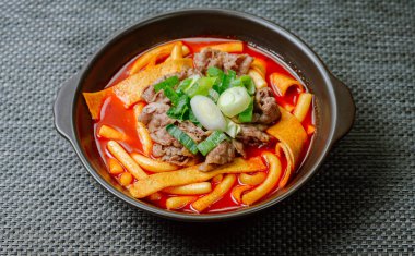 Tteokbokki, Karıştırılmış Pirinç Keki: Dilimlenmiş pirinç kek barı (garaetteok) veya baharatlı gochujang sosu ve sebze ve balık köftesi ile kızartılmış pirinç keki çubukları (Tteokbokkitteok)..
