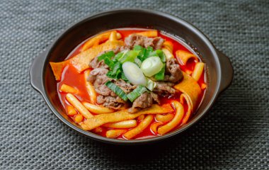 Tteokbokki, Karıştırılmış Pirinç Keki: Dilimlenmiş pirinç kek barı (garaetteok) veya baharatlı gochujang sosu ve sebze ve balık köftesi ile kızartılmış pirinç keki çubukları (Tteokbokkitteok)..