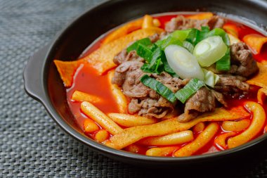 Tteokbokki, Karıştırılmış Pirinç Keki: Dilimlenmiş pirinç kek barı (garaetteok) veya baharatlı gochujang sosu ve sebze ve balık köftesi ile kızartılmış pirinç keki çubukları (Tteokbokkitteok)..