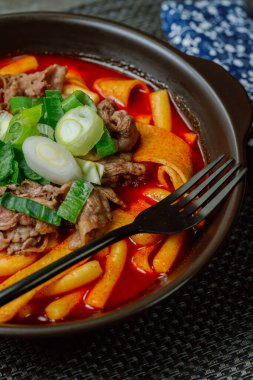 Tteokbokki, Karıştırılmış Pirinç Keki: Dilimlenmiş pirinç kek barı (garaetteok) veya baharatlı gochujang sosu ve sebze ve balık köftesi ile kızartılmış pirinç keki çubukları (Tteokbokkitteok)..