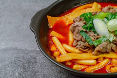 Tteokbokki, Karıştırılmış Pirinç Keki: Dilimlenmiş pirinç kek barı (garaetteok) veya baharatlı gochujang sosu ve sebze ve balık köftesi ile kızartılmış pirinç keki çubukları (Tteokbokkitteok)..