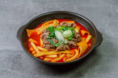Tteokbokki, Karıştırılmış Pirinç Keki: Dilimlenmiş pirinç kek barı (garaetteok) veya baharatlı gochujang sosu ve sebze ve balık köftesi ile kızartılmış pirinç keki çubukları (Tteokbokkitteok)..