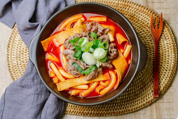 Tteokbokki, Karıştırılmış Pirinç Keki: Dilimlenmiş pirinç kek barı (garaetteok) veya baharatlı gochujang sosu ve sebze ve balık köftesi ile kızartılmış pirinç keki çubukları (Tteokbokkitteok)..