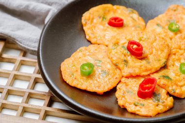 Kimchijeon, Kore kimçi krep yemeği iyi mayalanmış kimchi dilimleri un hamuruna karıştırılmış ve kızarmış. İnce doğranmış domuz eti, kalamar ve istiridye eti de hamura eklenebilir..