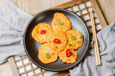 Kimchijeon, Kore kimçi krep yemeği iyi mayalanmış kimchi dilimleri un hamuruna karıştırılmış ve kızarmış. İnce doğranmış domuz eti, kalamar ve istiridye eti de hamura eklenebilir..