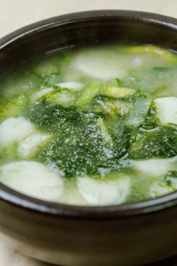 Tteokguk, Korean Seaweed fulvescens Sliced Rice Cake Soup : Oval-shaped rice cake cooked in broth. A traditional Lunar New Year dish. Clear beef broth is most commonly used, but chicken or seafood may be added.