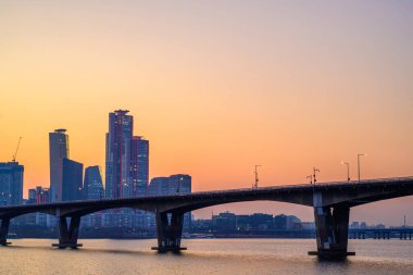 Gün batımında Seul, Yeouido 'nun şehir manzarası.