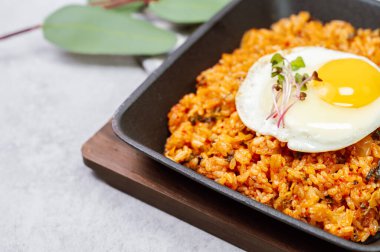 Kimchibokkeumbap, Kore kimchi kızarmış pilav ince doğranmış kimchi ile kızartılmış pirinç. Biftek, domuz eti, soğan, yeşil soğan ve diğer sebzeler zevkine göre eklenebilir.