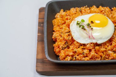 Kimchibokkeumbap, Kore kimchi kızarmış pilav ince doğranmış kimchi ile kızartılmış pirinç. Biftek, domuz eti, soğan, yeşil soğan ve diğer sebzeler zevkine göre eklenebilir.