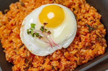 Kimchibokkeumbap, Kore kimchi kızarmış pilav ince doğranmış kimchi ile kızartılmış pirinç. Biftek, domuz eti, soğan, yeşil soğan ve diğer sebzeler zevkine göre eklenebilir.