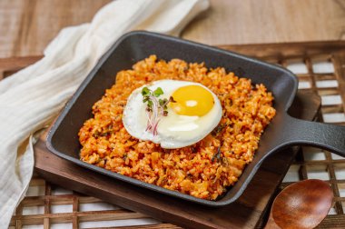 Kimchibokkeumbap, Kore kimchi kızarmış pilav ince doğranmış kimchi ile kızartılmış pirinç. Biftek, domuz eti, soğan, yeşil soğan ve diğer sebzeler zevkine göre eklenebilir.