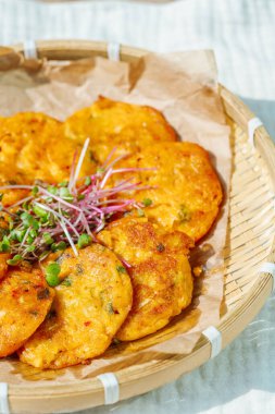 Kimchijeon, Kore kimçi krep yemeği iyi mayalanmış kimchi dilimleri un hamuruna karıştırılmış ve kızarmış. İnce doğranmış domuz eti, kalamar ve istiridye eti de hamura eklenebilir..