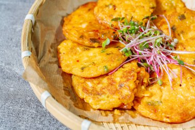 Kimchijeon, Kore kimçi krep yemeği iyi mayalanmış kimchi dilimleri un hamuruna karıştırılmış ve kızarmış. İnce doğranmış domuz eti, kalamar ve istiridye eti de hamura eklenebilir..