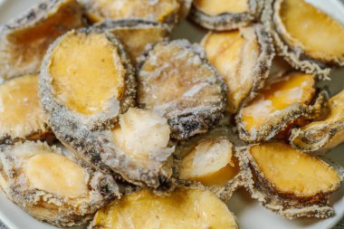 Denizden taze deniz ürünleri.