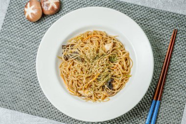 Japchae, Kore usulü kızarmış cam erişte ve sebzeler.