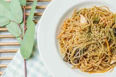 Japchae, Kore usulü kızarmış cam erişte ve sebze.