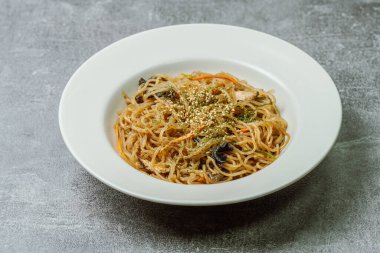 Japchae, Kore usulü kızarmış cam erişte ve sebzeler.
