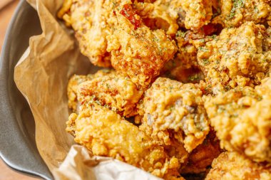 Tabakta Kore usulü kızarmış tavuk.