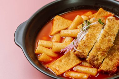 Tteokbokki, Karıştırılmış Pirinç Keki: Dilimlenmiş pirinç kek barı (garaetteok) veya baharatlı gochujang sosu ve sebze ve balık köftesi ile kızartılmış pirinç keki çubukları (Tteokbokkitteok)..