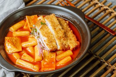 Tteokbokki, Karıştırılmış Pirinç Keki: Dilimlenmiş pirinç kek barı (garaetteok) veya baharatlı gochujang sosu ve sebze ve balık köftesi ile kızartılmış pirinç keki çubukları (Tteokbokkitteok)..
