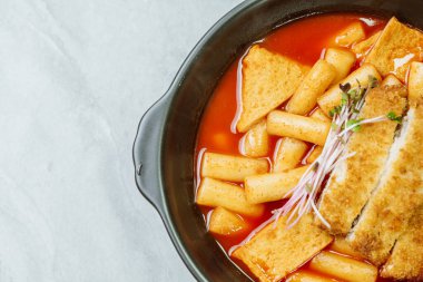 Tteokbokki, Karıştırılmış Pirinç Keki: Dilimlenmiş pirinç kek barı (garaetteok) veya baharatlı gochujang sosu ve sebze ve balık köftesi ile kızartılmış pirinç keki çubukları (Tteokbokkitteok)..
