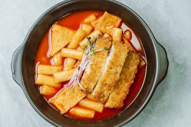 Tteokbokki, Karıştırılmış Pirinç Keki: Dilimlenmiş pirinç kek barı (garaetteok) veya baharatlı gochujang sosu ve sebze ve balık köftesi ile kızartılmış pirinç keki çubukları (Tteokbokkitteok)..