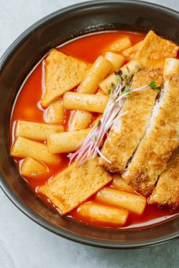 Tteokbokki, Karıştırılmış Pirinç Keki: Dilimlenmiş pirinç kek barı (garaetteok) veya baharatlı gochujang sosu ve sebze ve balık köftesi ile kızartılmış pirinç keki çubukları (Tteokbokkitteok)..