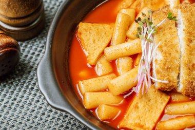 Tteokbokki, Karıştırılmış Pirinç Keki: Dilimlenmiş pirinç kek barı (garaetteok) veya baharatlı gochujang sosu ve sebze ve balık köftesi ile kızartılmış pirinç keki çubukları (Tteokbokkitteok)..