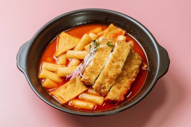 Tteokbokki, Karıştırılmış Pirinç Keki: Dilimlenmiş pirinç kek barı (garaetteok) veya baharatlı gochujang sosu ve sebze ve balık köftesi ile kızartılmış pirinç keki çubukları (Tteokbokkitteok)..