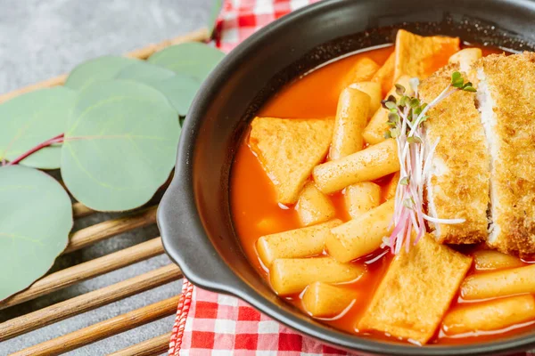 stock image Tteokbokki, Stir-fried Rice Cake : Sliced rice cake bar (garaetteok) or thin rice cake sticks (Tteokbokkitteok) stir-fried in a spicy gochujang sauce with vegetables and fish cakes.