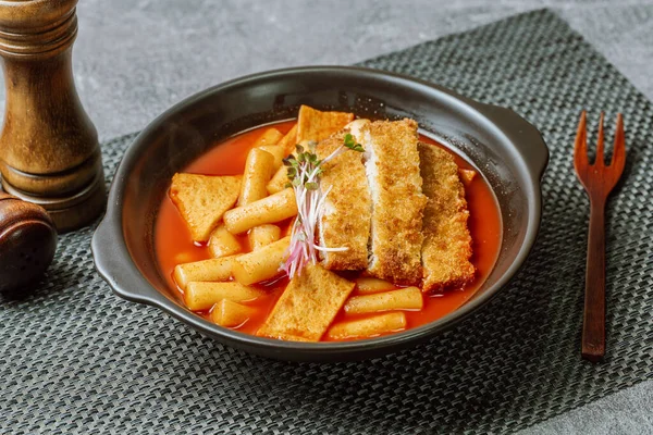 Tteokbokki, Karıştırılmış Pirinç Keki: Dilimlenmiş pirinç kek barı (garaetteok) veya baharatlı gochujang sosu ve sebze ve balık köftesi ile kızartılmış pirinç keki çubukları (Tteokbokkitteok)..