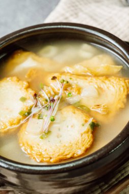 Omukguk, Fishcake Çorbası: Kaynayan balık köftesi ve soya soslu turptan yapılan bu yemek, Kore 'nin en popüler aperatiflerinden biri olan baharatlı tteokbokki ile birlikte tatlı bir lezzetle karakterize edilir.